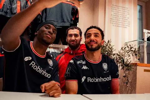 مستغلًا فترة تعافيه.. عبد المنعم يلتقي جماهير نيس في متجر النادي 